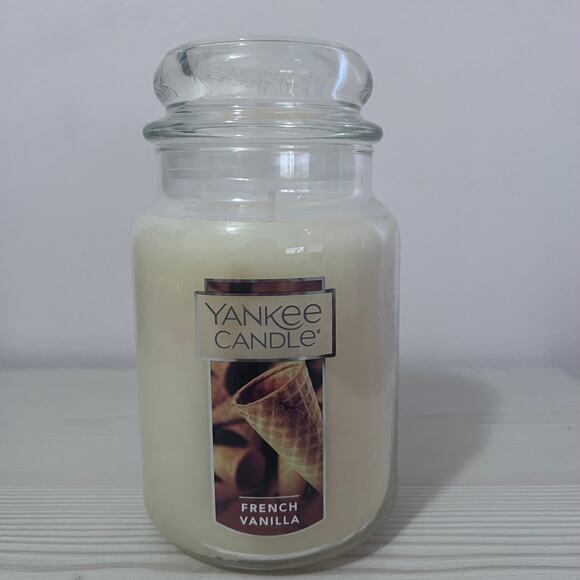 Yankee Candle Large Jar Candle 100-150 hrs 22 oz FRENCH VANILLA - Picture 1 of 2